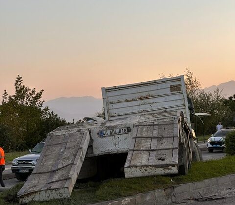 Kahramanmaraş’ta freni patlayan tır ile otomobil çarpıştı: 2 yaralı