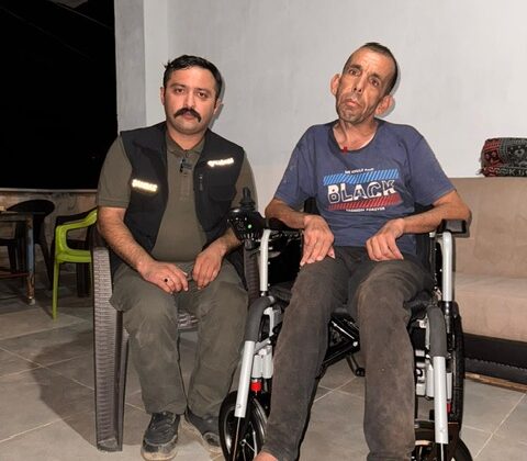 Hayırsever Polis Memuru Mustafa Şahin’den Örnek Davranış: Engelli Vatandaşa Akülü Sandalye Desteği