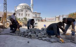 Elbistan’da Yol Konforu Artıyor: Karaelbistan Mahallesinde Kilit Parke Çalışmaları Sürüyor