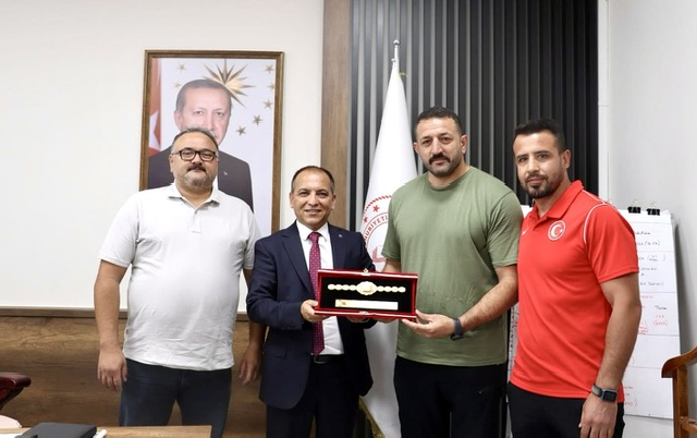 Kahramanmaraşlı Güreşçilerden İl Millî Eğitim Müdürü Baydur’a Teşekkür Ziyareti