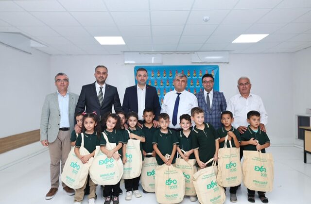 Başkan Toptaş’tan kırsal mahallelerdeki 7 bin öğrenciye kırtasiye seti desteği