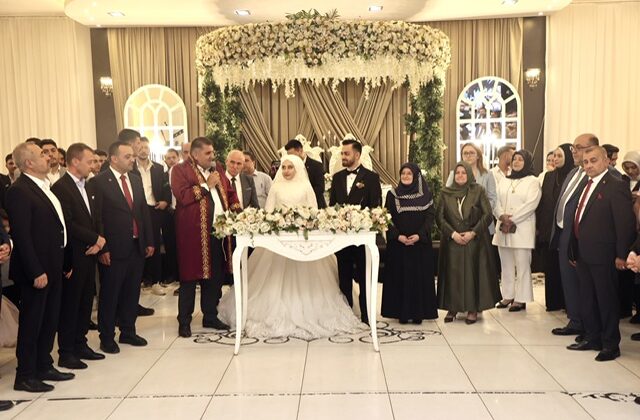 Dulkadiroğlu Belediye Başkanı Mehmet Akpınar Oğlunu Muhammed Emin Akpınar’ı Evlendirdi