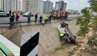 Kahramanmaraş’ta otomobil ile çarpışan hafif ticari araç kanala düştü: 1 yaralı  (Fotoğraflı)