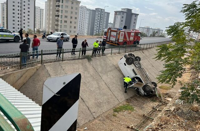 Kahramanmaraş’ta otomobil ile çarpışan hafif ticari araç kanala düştü: 1 yaralı  (Fotoğraflı)