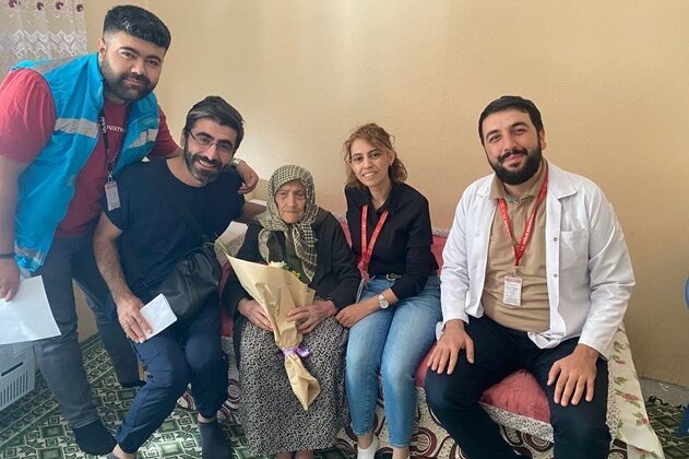 Çağlayancerit Devlet Hastanesi’nden Dünya Yaşlılar Günü’nde Anlamlı Ziyaret