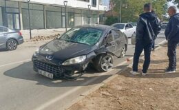 Afşin’de kontrolden çıkan otomobil refüje çarptı