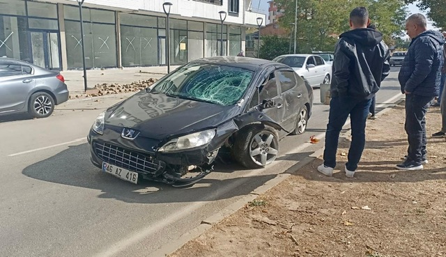 Afşin’de kontrolden çıkan otomobil refüje çarptı