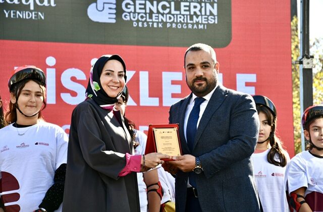 Hayırsever İş İnsanı Mesut Şahinkanat’a Anlamlı Plaket