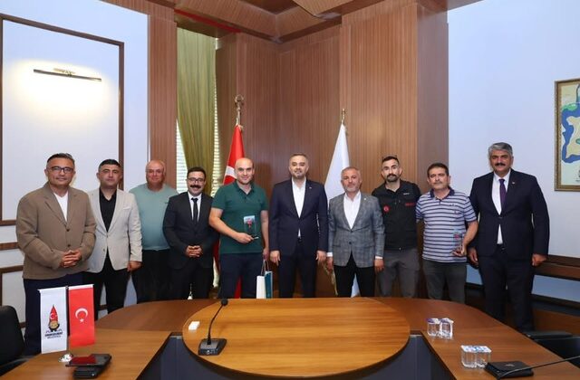 Ahır Dağı’na Nakşedilen Dünyanın En Büyük Türk Bayrağına Plaketli Teşekkür