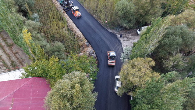 Büyükşehir’den Çağlayancerit Kırsalında Asfalt Atağı