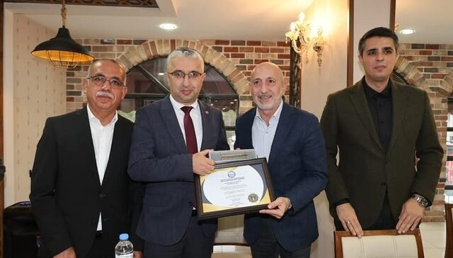Başkan Gürbüz’e “Hizmet Dalı Ödülü”