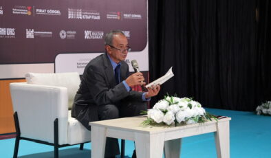 Sadık Yalsızuçanlar, Kahramanmaraş Kitap Fuarı’nda Okurlarıyla Buluştu
