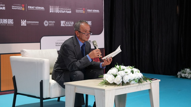 Sadık Yalsızuçanlar, Kahramanmaraş Kitap Fuarı’nda Okurlarıyla Buluştu
