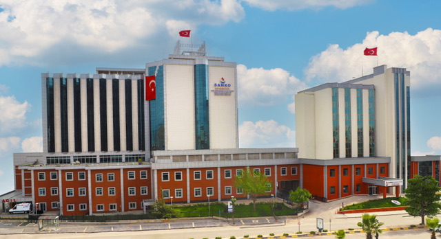 SANKO ÜNİVERSİTESİ HASTANESİ’NDE ROBOTİK CERRAHİ İLE DİZ PROTEZ AMELİYATLARIBAŞARIYLA GERÇEKLEŞTİRİLİYOR