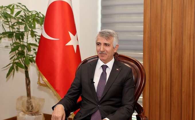 Kahramanmaraş Valisi Mükerrem Ünlüer;”Cumhuriyetimizin 102. yıl dönümünü, milletçe büyük bir gurur ve coşkuyla kutluyoruz”