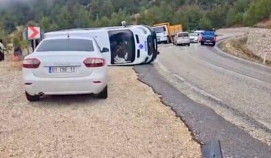 Kahramanmaraş’ta hafif ticari araç ile çarpışan yolcu minibüsü devrildi: 3 yaralı  (Fotoğraflı)