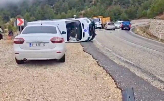 Kahramanmaraş’ta hafif ticari araç ile çarpışan yolcu minibüsü devrildi: 3 yaralı  (Fotoğraflı)