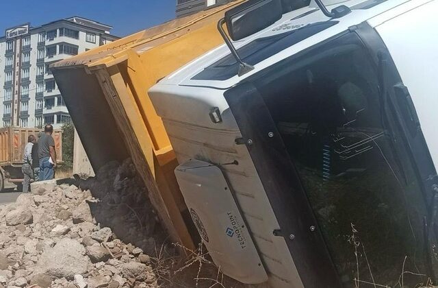 Kahramanmaraş’ta hafriyat yüklü kamyon devrildi: 1 yaralı