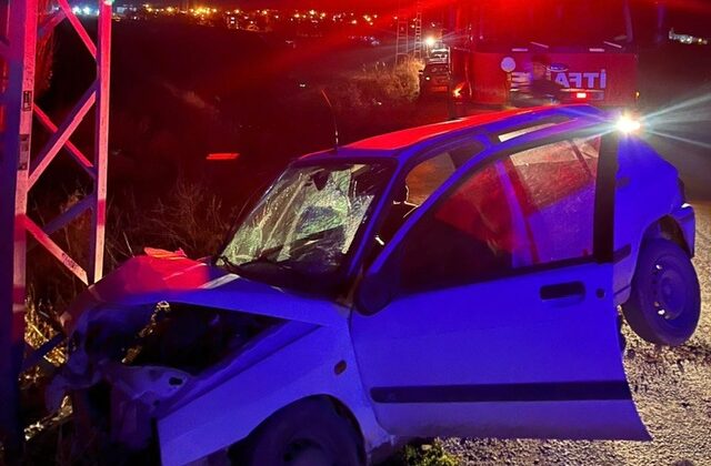 Afşin’de otomobil elektrik direğine çarptı: 1 yaralı