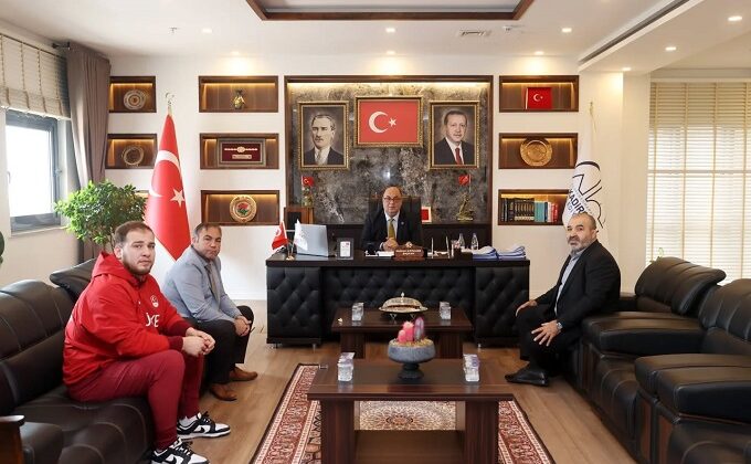Dulkadiroğlu Belediyesi’nden Milli Güreşçiye Altın Ödül