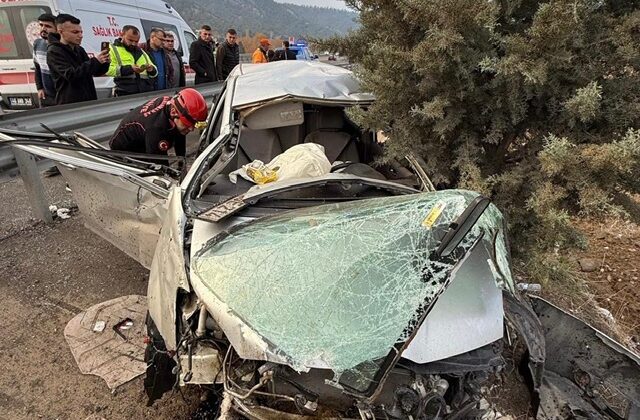 Kahramanmaraş’ta otomobil bariyerlere çarptı: 1’i ağır 2 yaralı