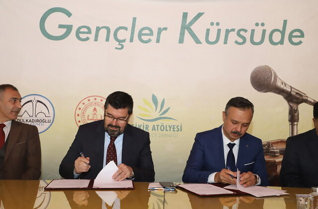 KAHRAMANMARAŞ’TA “GENÇLER KÜRSÜDE” PROJESİ TANITILDI: YENİ DÖNEM İÇİN PROTOKOL İMZALANDI