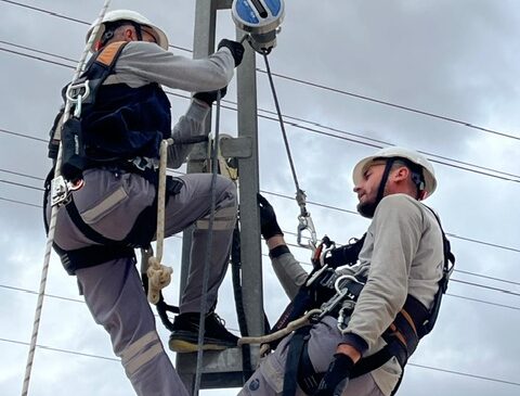 AKEDAŞ’tan Saha Çalışanlarına Yüksekte Güvende Çalışma Eğitimi