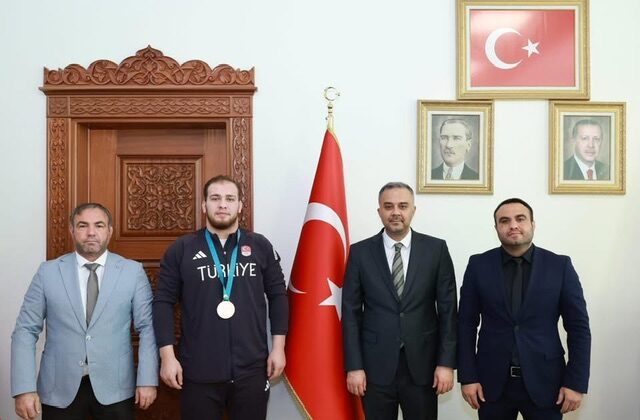 ONİKİŞUBAT BELEDİYESİ, DÜNYA ÜÇÜNCÜSÜ GÜREŞÇİYİ AĞIRLADI