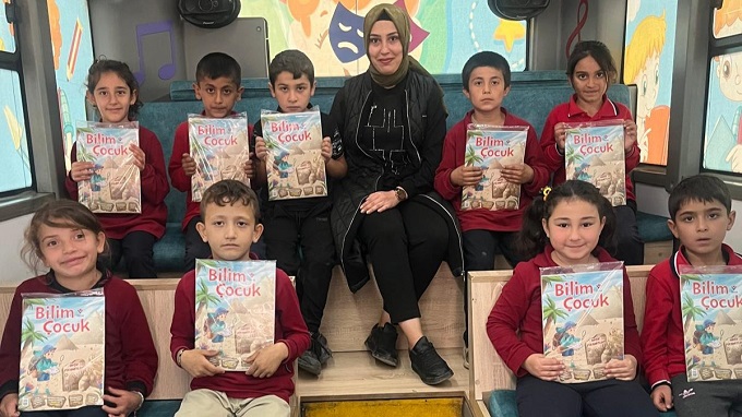 Bir Otobüs Bin Hayal; Mobil Çocuk Kütüphanesi Çocuklarla Buluştu