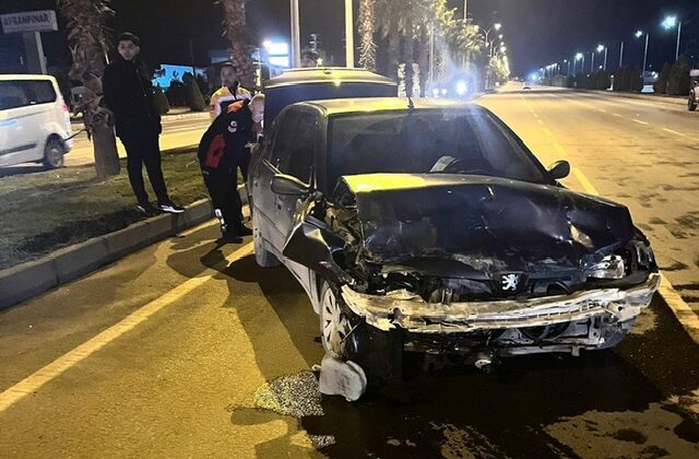 Kahramanmaraş’ta iki otomobil çarpıştı: 1’i ağır 4 yaralı