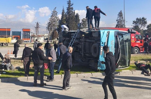 Kahramanmaraş’ta hafif ticari araç ile çarpışan halk otobüsü devrildi: 4 ağır yaralı