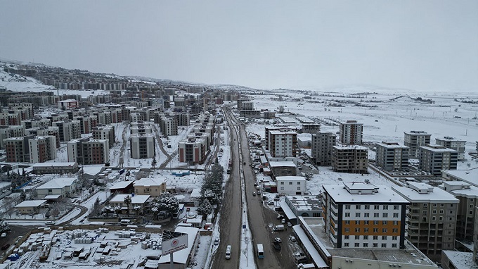 DULKADİROĞLU’NDA YOĞUN KAR MESAİSİ: EKİPLER 105 MAHALLEDE SAHADA