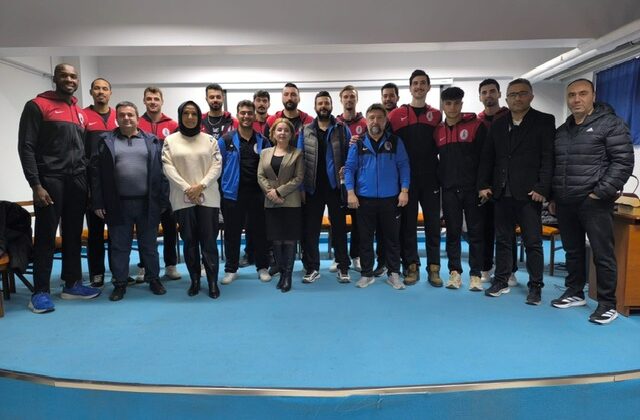 Onikişubat Belediyespor’un voleybolcuları, Kahramanmaraşlı gençlere ilham oluyor