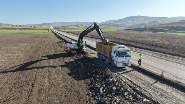 Yolun genişliği 3 kar artırılıyor… Dulkadiroğlu Elmalar – Çokyaşar Grup Yolu Büyükşehir’le Yenileniyor