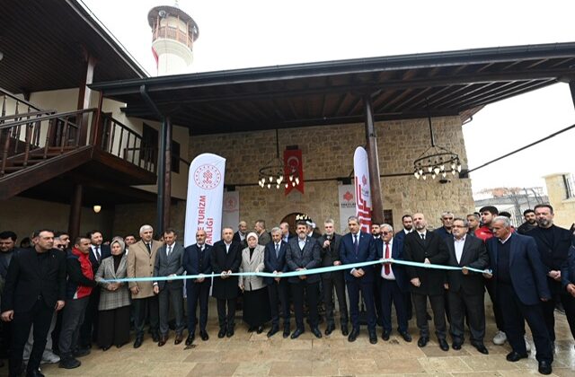 Depremde Ağır Hasar Alan Duraklı Camii, Yeniden İbadete Açıldı
