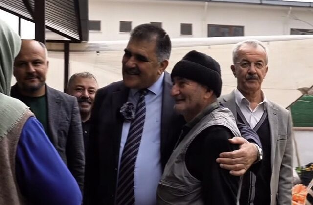 Başkan Karaca Kılılı Pazar Yerinde Vatandaş ve Esnafla Buluştu