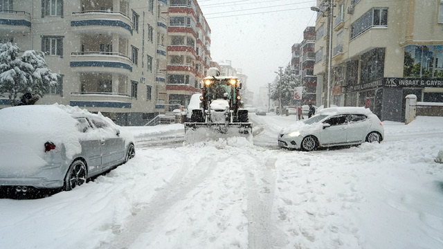 ONİKİŞUBAT BELEDİYESİ KARLA MÜCADELEDE TEYAKKUZDA