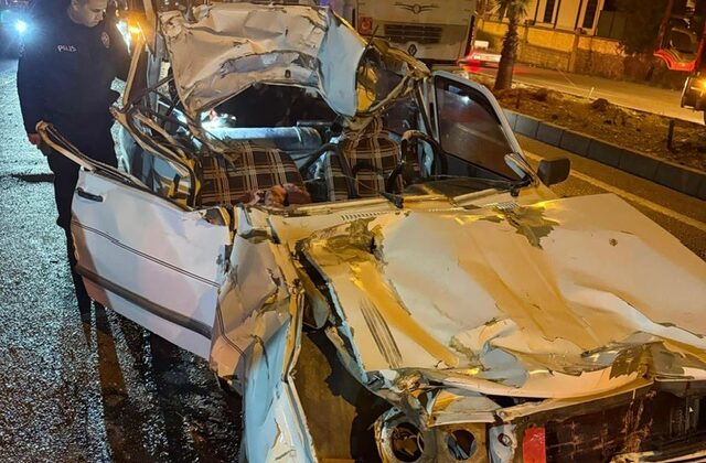 Kahramanmaraş’ta tıra arkadan çarpan otomobil paramparça oldu: 1 yaralı