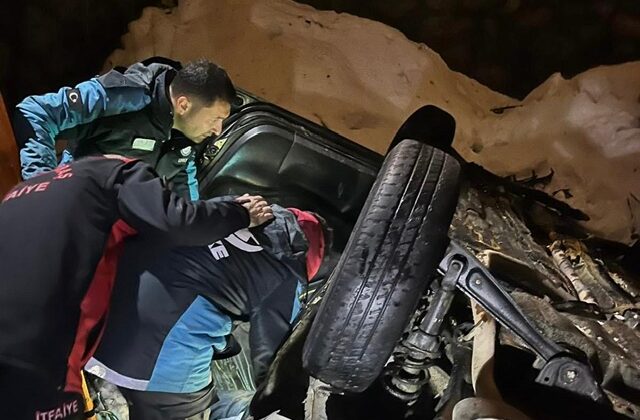 Kahramanmaraş’ta otomobil köprülü kavşaktan aşağı düştü: 3’ü ağır 6 yaralı