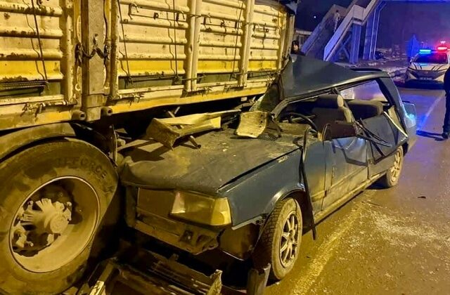 Kahramanmaraş’ta otomobil tıra arkadan çarptı3 yaralı