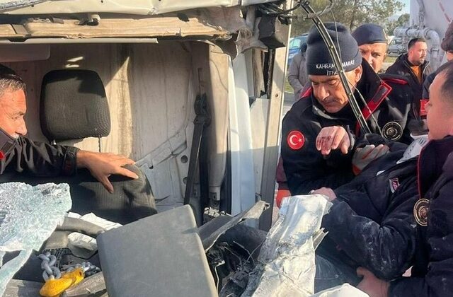 Kahramanmaraş’ta yakıt tankeri ile kamyonet çarpıştı: 1’i ağır 2 yaralı