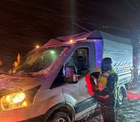 Kahramanmaraş’ta Yolda Mahsur Kalan Vatandaşlara Jandarma ve Kızılay’dan Destek