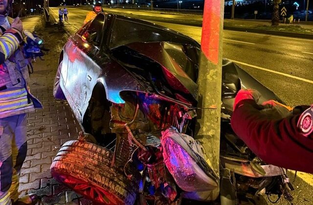 Kahramanmaraş’ta otomobil aydınlatma direğine ok gibi saplandı