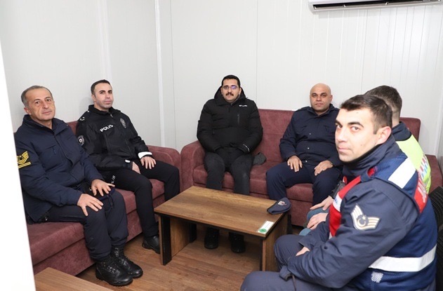 Pazarcık Kaymakamı Hulusi Teke’den Yılbaşı Gecesi Güvenlik Güçlerine Moral Ziyareti