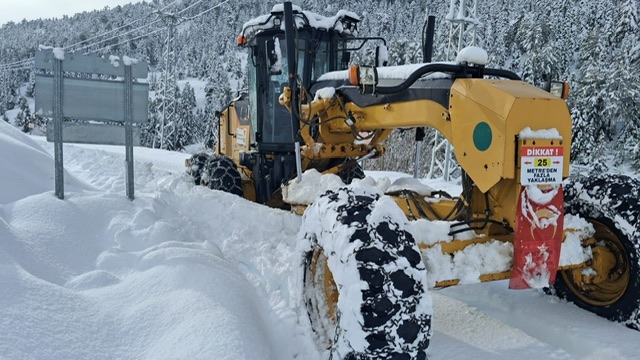 Büyükşehir Kar Mesaisini Sürdürüyor; Ekiplerden Kesintisiz Çalışma