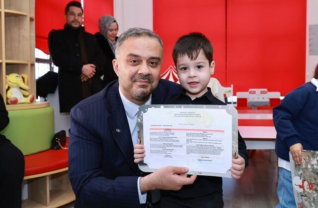 Başkan Toptaş’a karne programında miniklerden doğum günü sürprizi