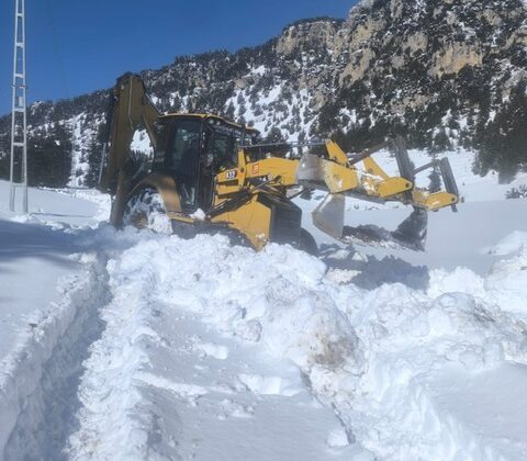 Onikişubat Belediyesi’nden kırsalda aralıksız karla mücadele