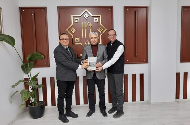 Başkan Gürbüz’e “Elbistan Halk Kültürü Çalışmaları” Kitabı Hediye Edildi