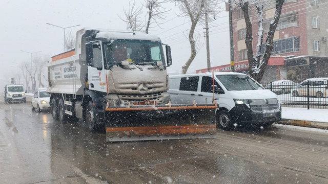 Büyükşehir’den Kar Yağışı Sonrası Arterlere Anında Müdahale