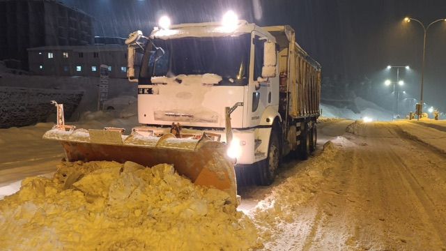 Büyükşehir, Kar Mesaisini Gece Saatlerinde de Kesintisiz Sürdürüyor